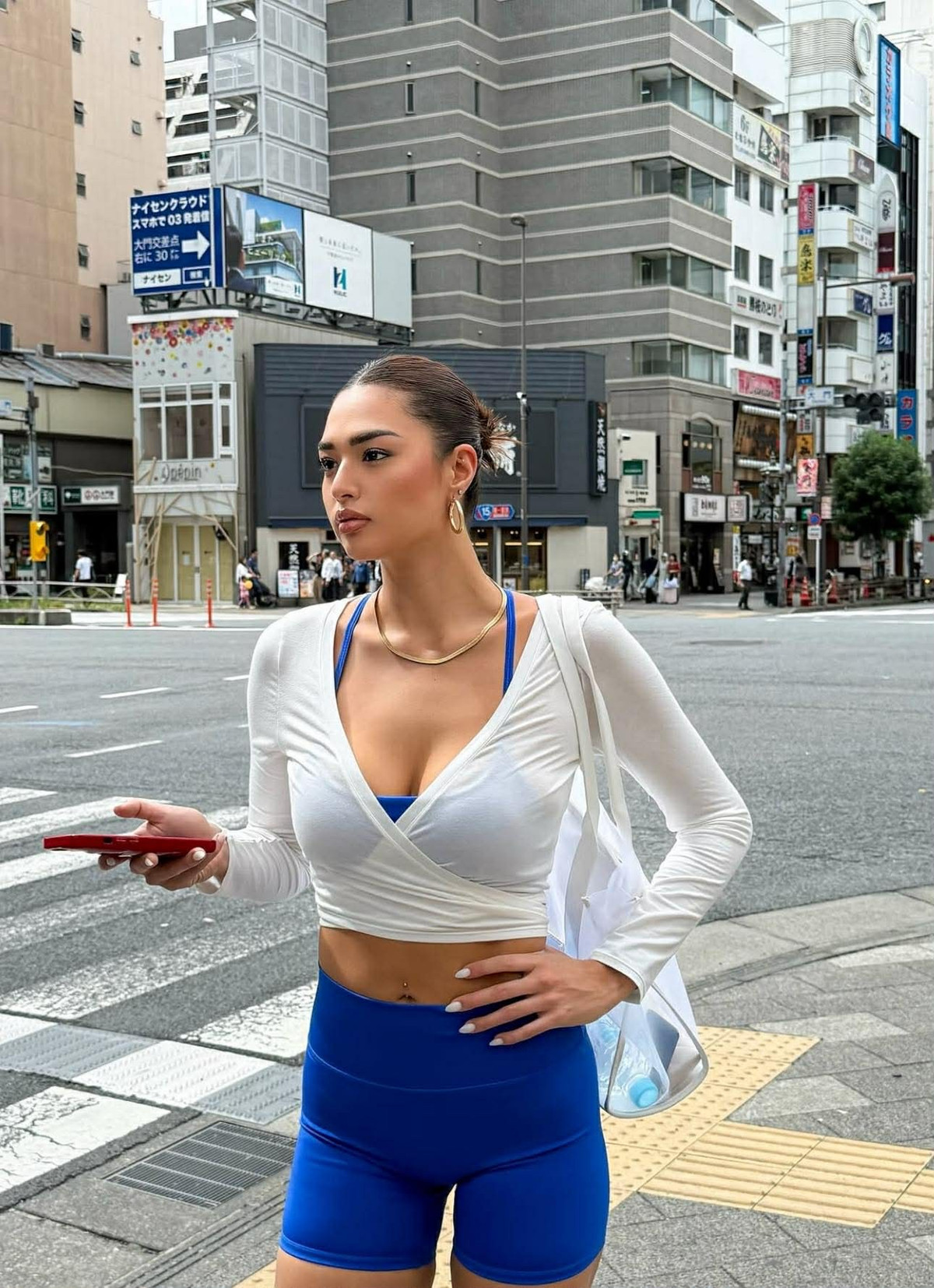 Không chỉ trong các chuyến du lịch biển, phong cách đời thường của Anchilee cũng hướng đến sự năng động và trẻ trung.