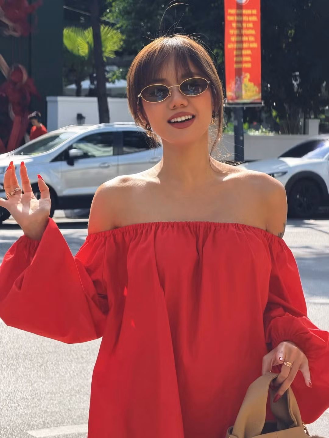 Không chỉ dừng lại ở trang phục, lối trang điểm của cô cũng thay đổi rõ rệt. Thay vì makeup trong trẻo, nữ ca sĩ lựa chọn tông nude đậm, nhấn vào đường nét sắc sảo, tạo nên tổng thể mang đậm hơi thở Âu Mỹ.