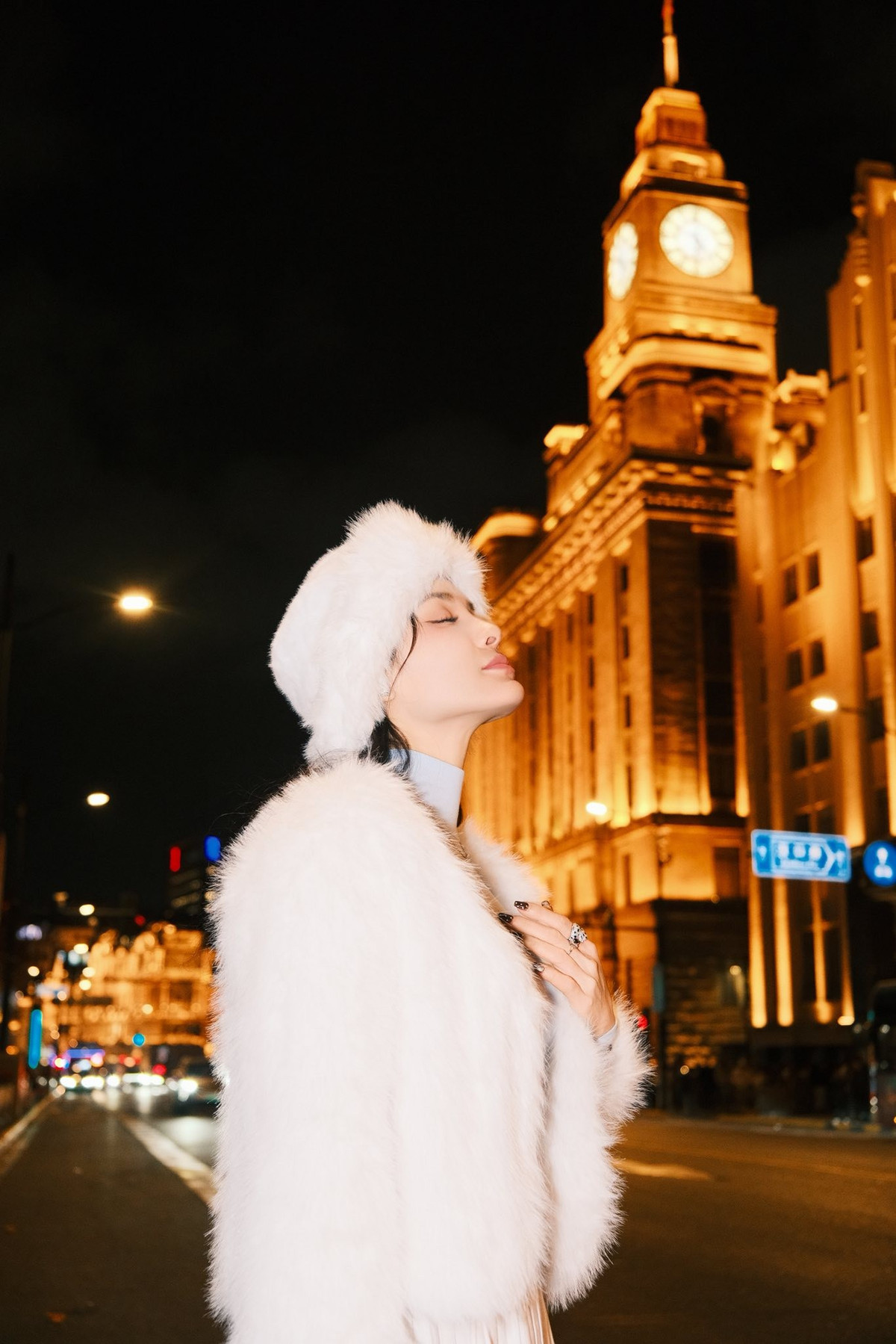 Hình ảnh Phương Trinh Jolie và Lý Bình tay trong tay, tựa sát khi chụp ảnh giữa không gian Thượng Hải về đêm khiến người xem cảm nhận rõ sự hạnh phúc, bình yên của cặp đôi.