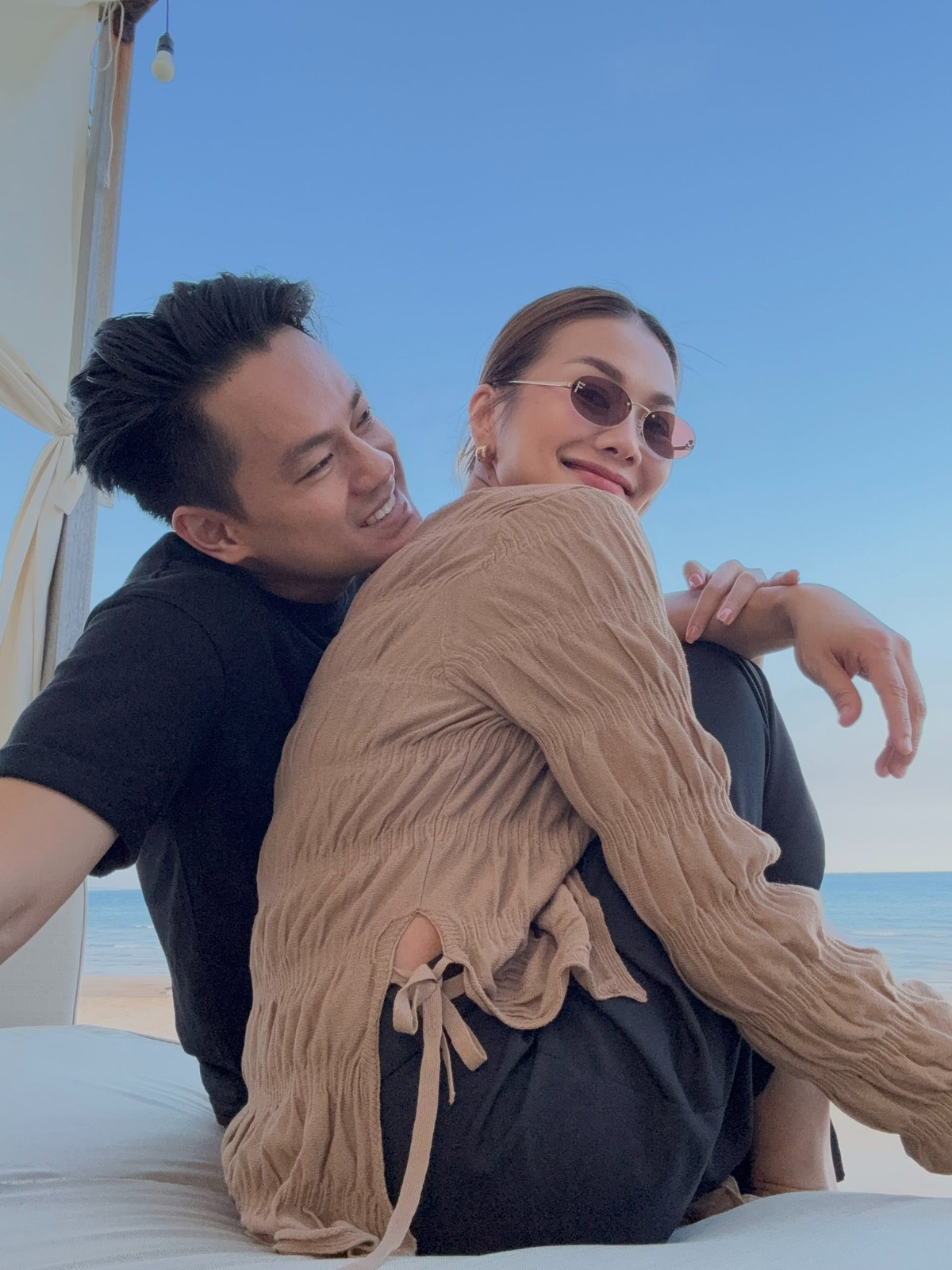 Tin tức sao Việt 6/9: Vợ chồng Thanh Hằng thể hiện tình cảm khi ngắm biển. Ảnh: FB Thanh Hằng