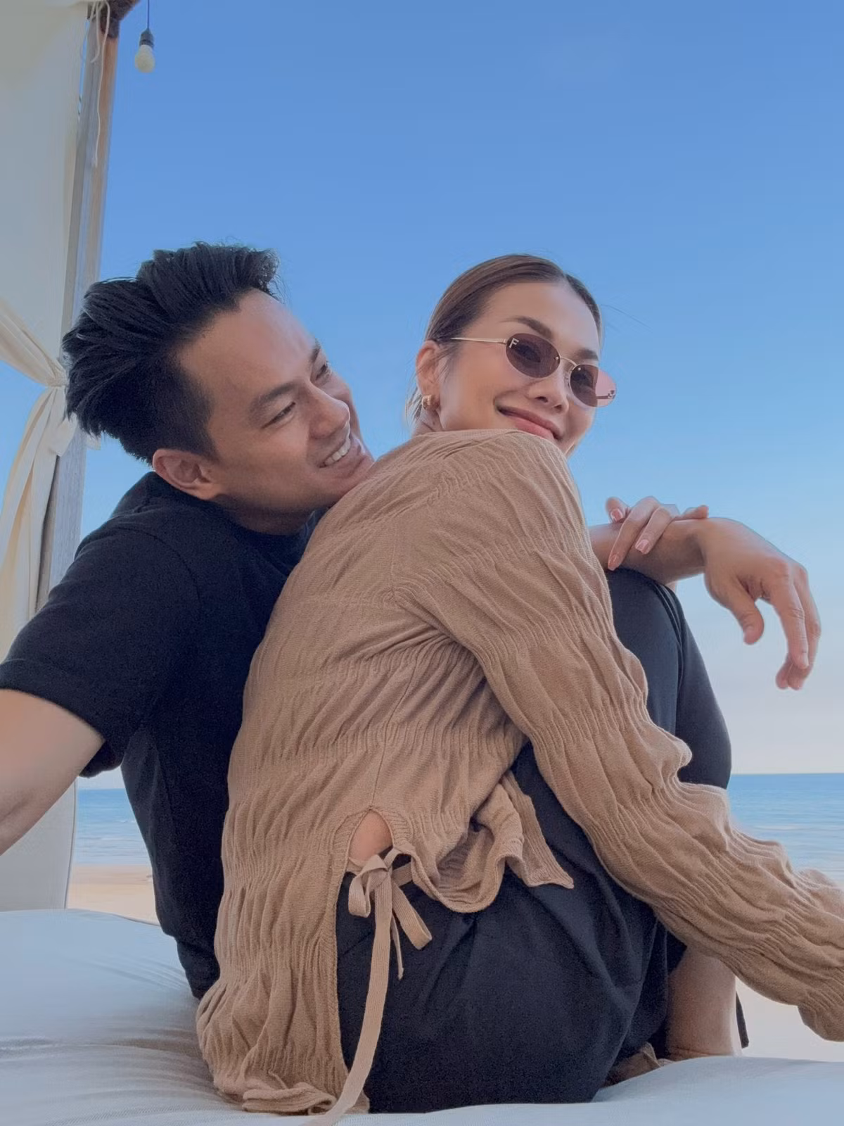 Tin tức sao Việt 6/9: Vợ chồng Thanh Hằng thể hiện tình cảm khi ngắm biển. Ảnh: FB Thanh Hằng