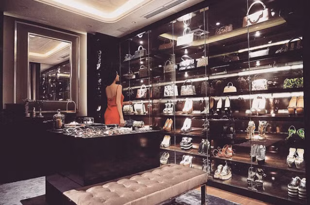 Tủ đồ hiệu được sắp xếp ngăn nắp, sang trọng của người đẹp sinh năm 1989 khiến ai cũng choáng ngợp.