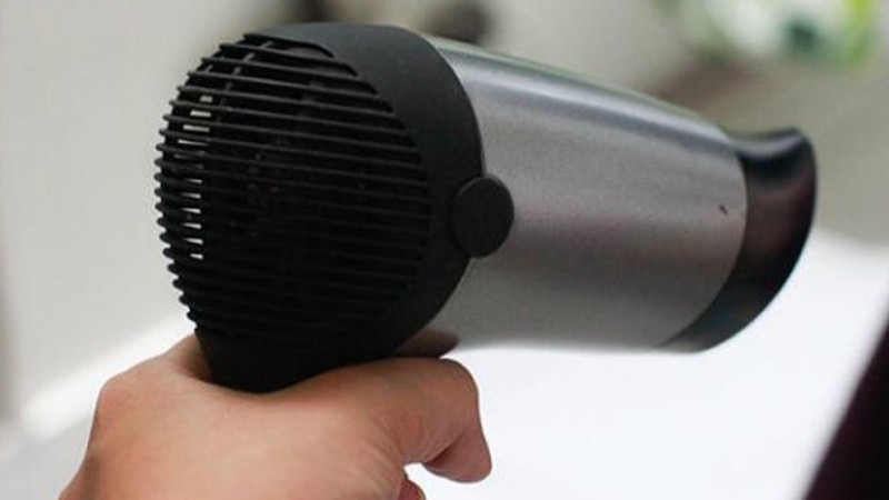 Trước hết, một trong những cách hiệu quả và an toàn nhất là dùng máy sấy tóc. Hơi nóng sẽ làm mềm lớp keo, giúp chúng bong ra dễ dàng hơn. Bạn chỉ cần bật máy sấy ở mức nhiệt vừa phải, hơ trực tiếp lên vùng dính keo trong khoảng 30–60 giây. Khi lớp keo mềm ra, dùng khăn khô hoặc thẻ nhựa mỏng nhẹ nhàng lau hoặc cạo sạch.