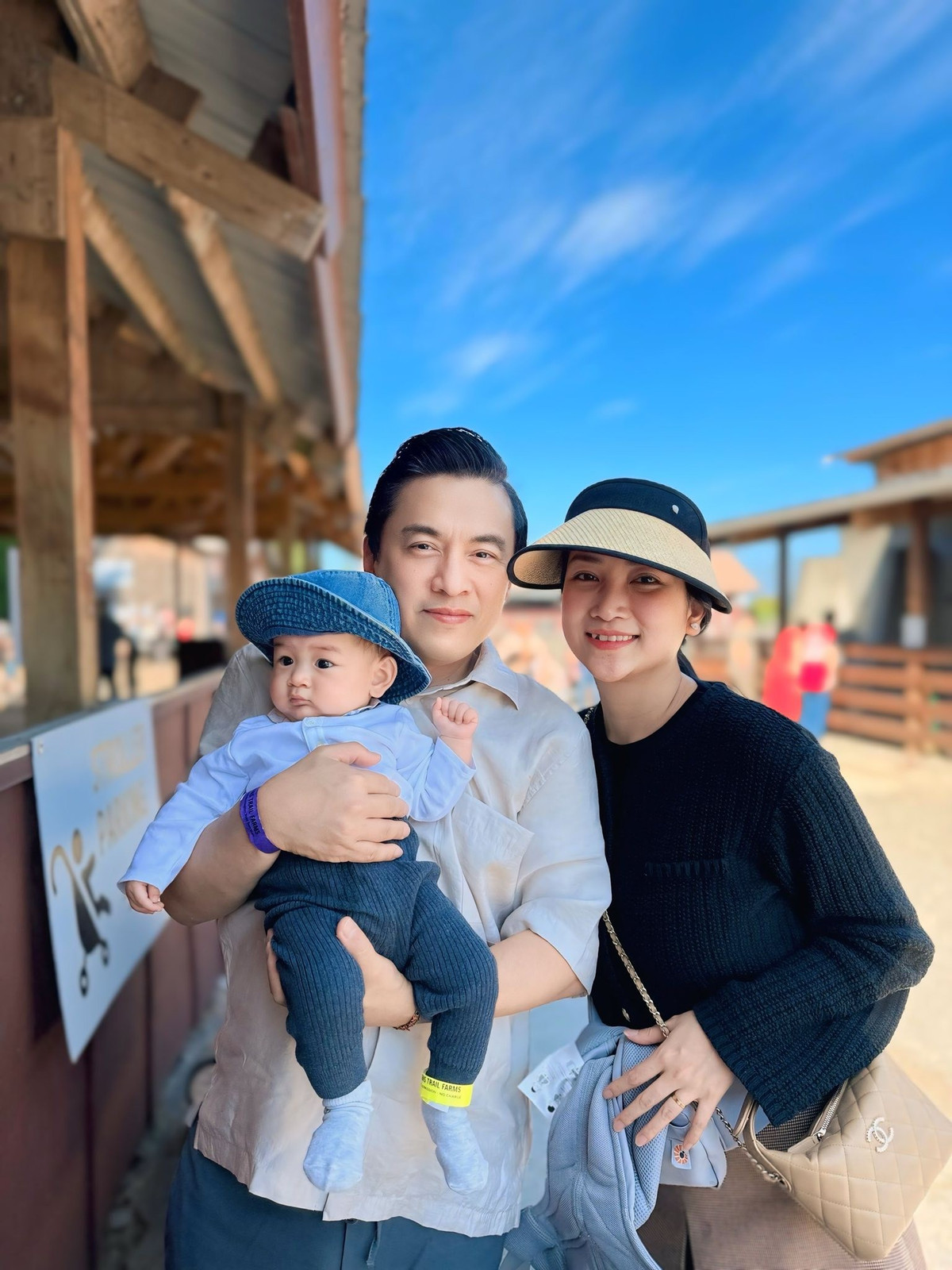 Những hình ảnh chăm con, những chuyến du lịch, những bữa tiệc nhỏ đều được Lam Trường và vợ trẻ chia sẻ như một cách lưu giữ hành trình trưởng thành của các bé.