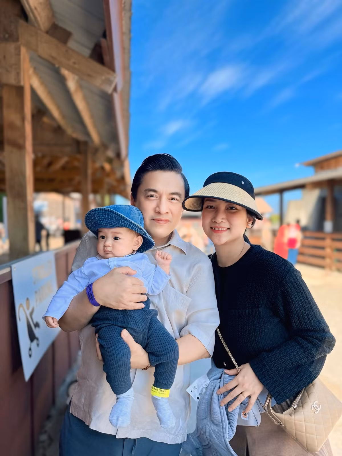 Những hình ảnh chăm con, những chuyến du lịch, những bữa tiệc nhỏ đều được Lam Trường và vợ trẻ chia sẻ như một cách lưu giữ hành trình trưởng thành của các bé.