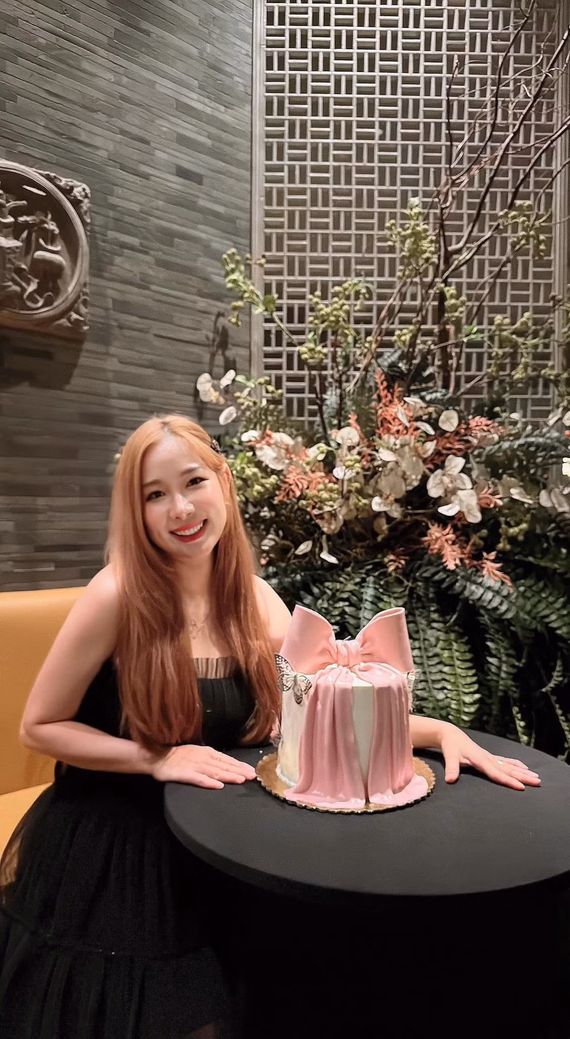 Dù rời xa showbiz, Duy Uyên giữ thói quen chưng diện, thích mua sắm hàng hiệu. Cô hay được chồng tặng trang sức, túi xách, quần áo... từ các thương hiệu đắt đỏ. Ảnh: FB Duy-uyen Nguyen