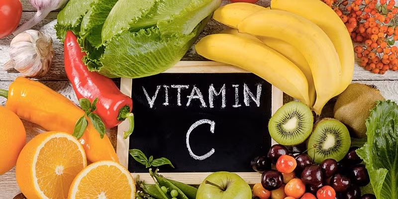 Vitamin C có tác dụng làm giảm độ dày của niêm mạc tử cung, từ đó giúp máu kinh được đào thải nhanh hơn. Chị em có thể bổ sung vitamin C thông qua trái cây tươi như cam, quýt, ổi, kiwi hoặc từ thực phẩm chức năng theo liều lượng phù hợp.