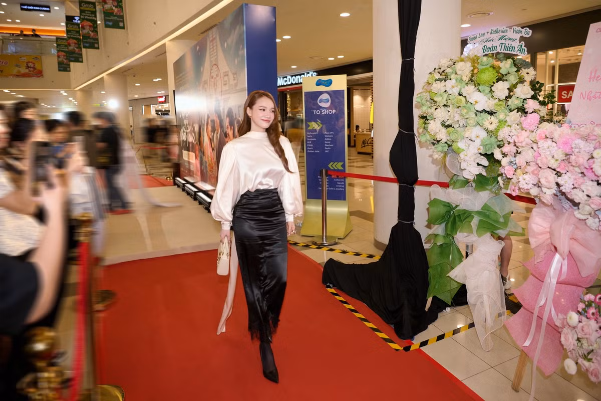 Cô lựa chọn set đồ mang đậm chất công sở với áo blouse trắng tinh khôi phối cùng chân váy tối màu. Dù trang phục kín cổng cao tường, sự tinh tế trong đường cắt may đã khéo léo tôn lên vóc dáng mảnh mai và đặc biệt là vòng eo "con kiến" thương hiệu của cô.