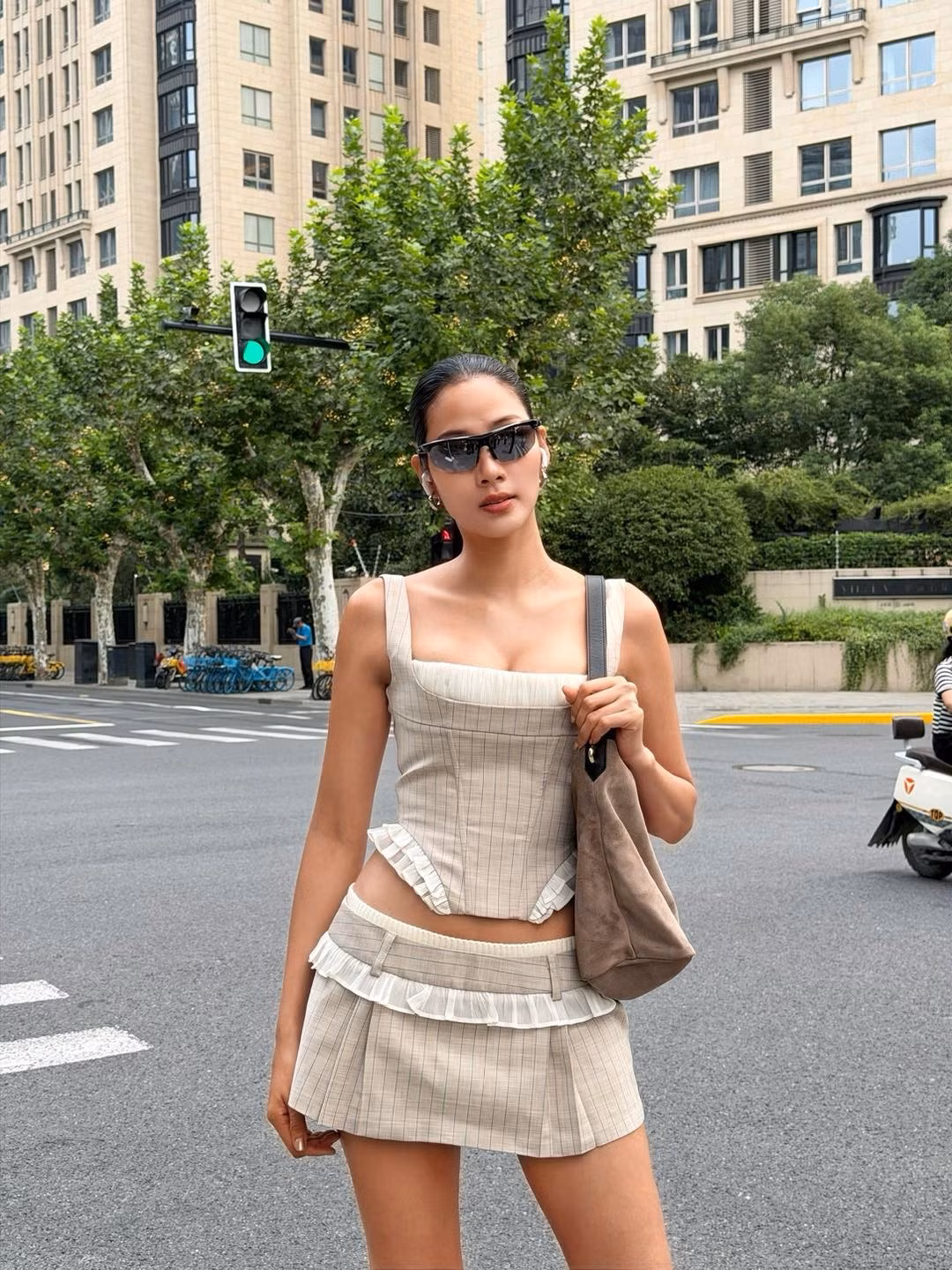 Tin tức sao Việt 31/10: Siêu mẫu Hoàng Thuỳ mê mẩn khung cảnh ở Thượng Hải (Trung Quốc). Ảnh: FB Hoang Thuy