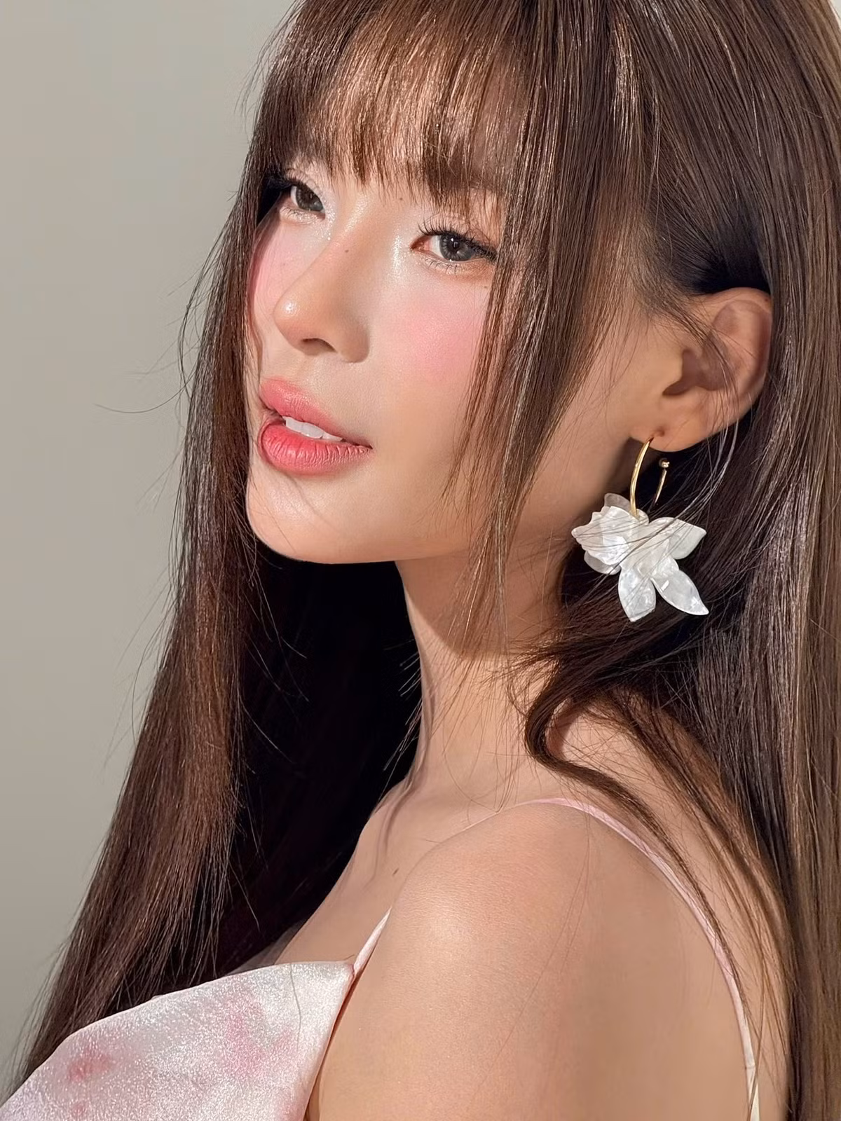 Trong loạt hình ảnh mới nhất, Thúy Diễm chọn phong cách trang điểm tone hồng nhẹ nhàng, kết hợp kiểu tóc mái bằng mang lại cảm giác năng động, ngọt ngào.