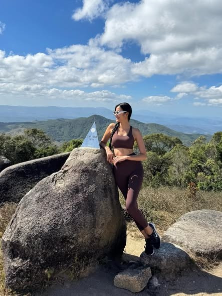 Á hậu Hoàng Thùy mất 8 tiếng cả đi lẫn về để chinh phục đỉnh núi Chư Nâm cao 1.472 m tại Gia Lai. Ảnh: FB Hoang Thuy