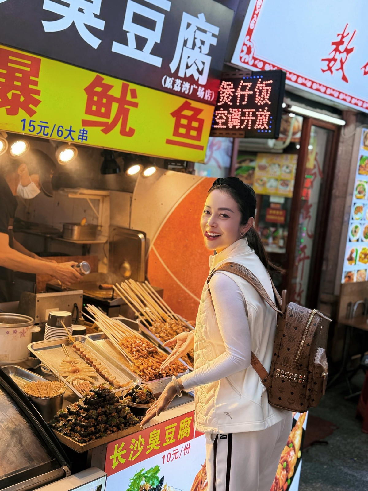 Hoa hậu Jennifer Phạm trở lại Trung Quốc ăn món đậu hũ thối yêu thích. Ảnh: FB Jennifer Pham