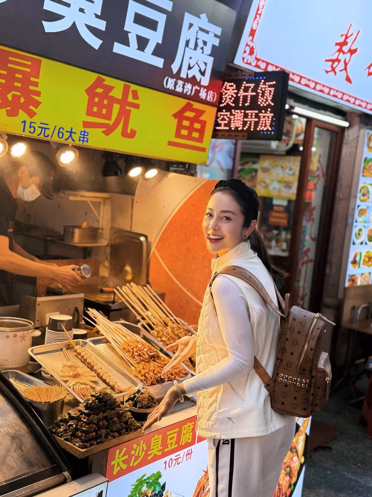 Hoa hậu Jennifer Phạm trở lại Trung Quốc ăn món đậu hũ thối yêu thích. Ảnh: FB Jennifer Pham