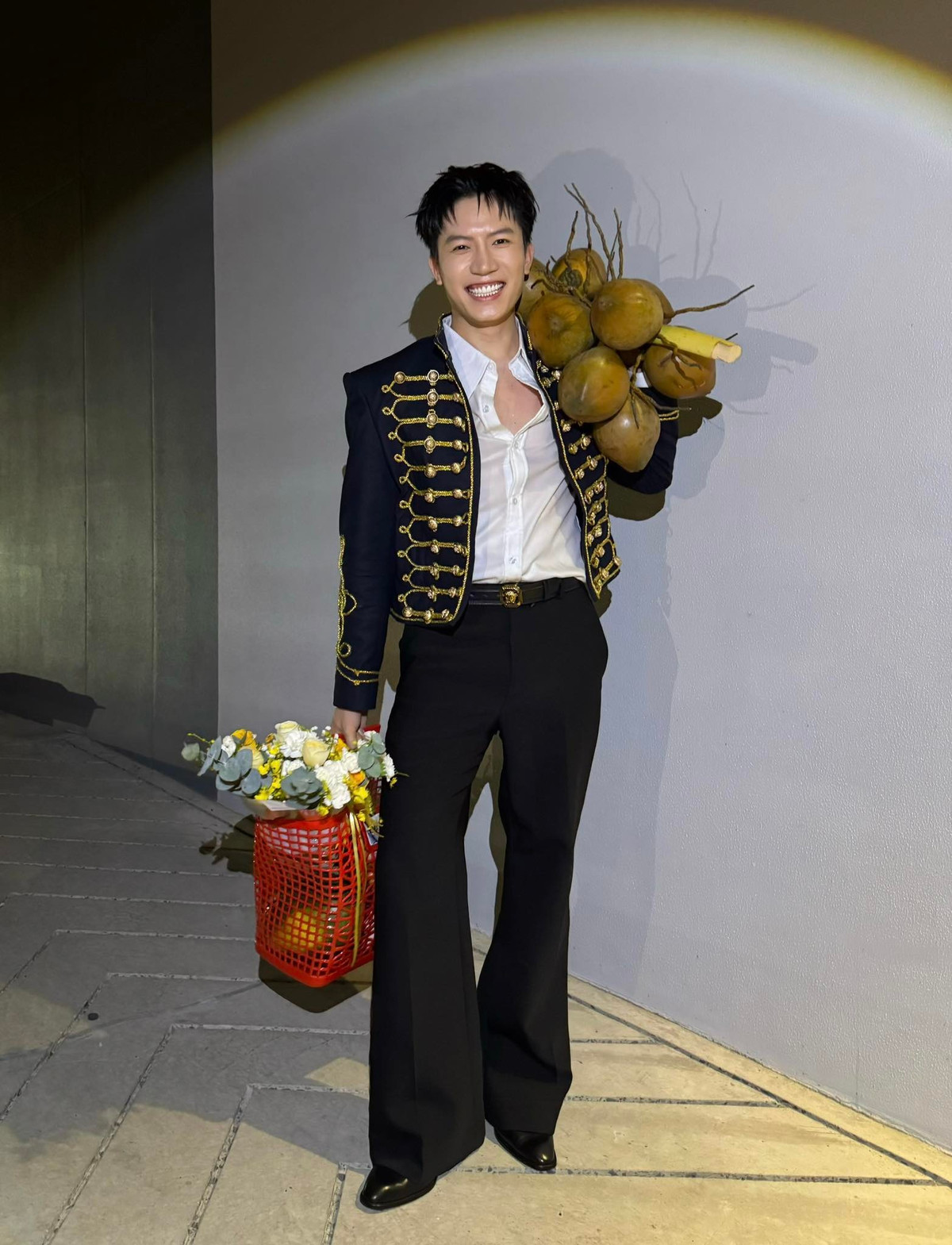 Ca sĩ Anh Tú hãnh diện khoe "quà vip" từ khán giả miền Tây. Ảnh: FB Anh Tú