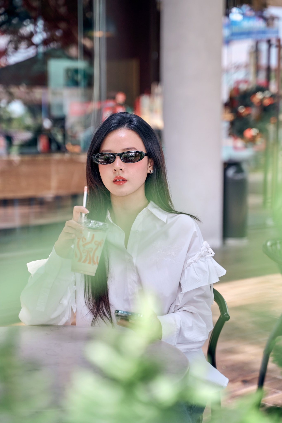 Cô lựa chọn phong cách đơn giản gồm sơ mi trắng phối quần jeans ống rộng.