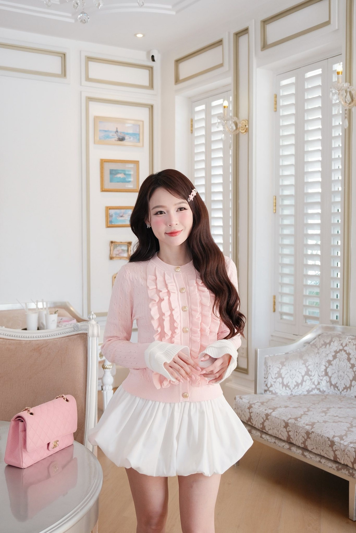 Diễn viên Sam được nhiều khán giả khen như teen girl khi diện 'cây' đồ màu trắng hồng. Ảnh: FB Sam