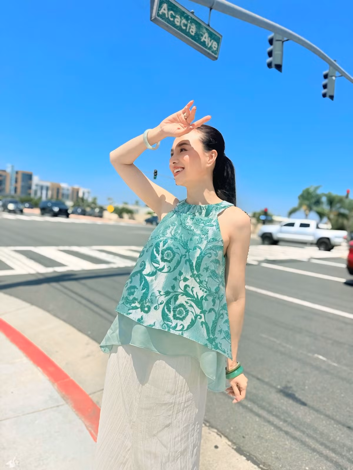 Không ít bình luận đã bày tỏ sự ngưỡng mộ và dành những lời khen "có cánh" cho nhan sắc của cô, cho rằng cô trông chẳng khác nào gái đôi mươi.