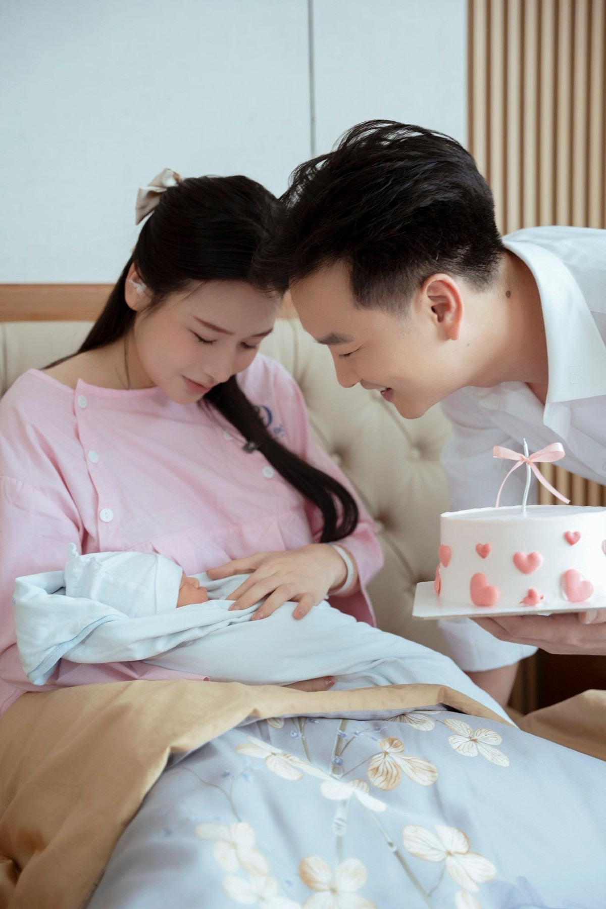 Huyền Trang sinh năm 1999, từng thi đỗ Đại học Kiến trúc và Đại học Mỹ thuật Công nghiệp.