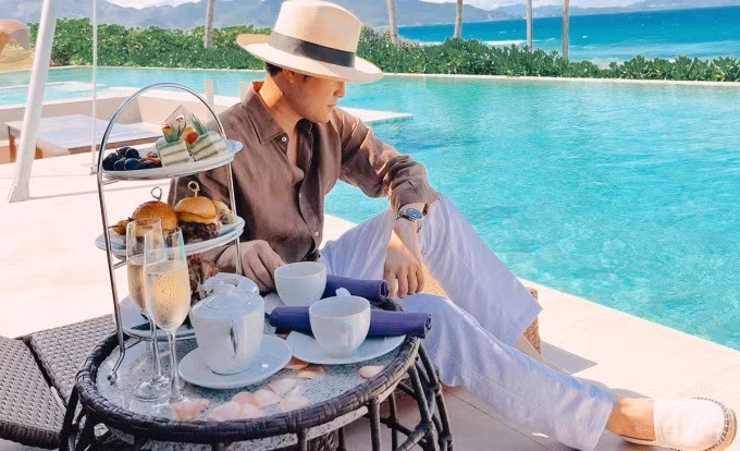 Quang Vinh còn gây ấn tượng với gu thời trang tinh tế và bộ sưu tập đồ hiệu xa xỉ.