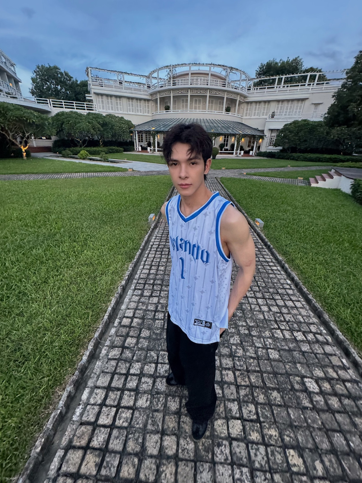 Gương mặt sáng, vóc dáng cân đối cùng khí chất tự tin giúp Denis ghi điểm trong nhiều sự kiện.