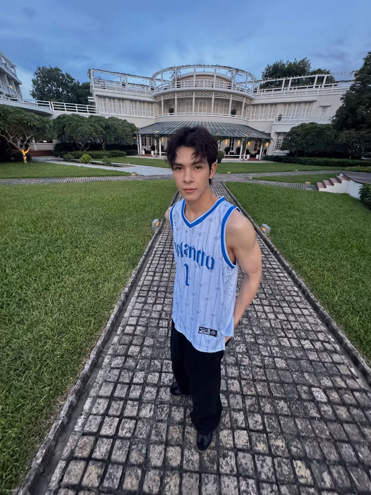 Gương mặt sáng, vóc dáng cân đối cùng khí chất tự tin giúp Denis ghi điểm trong nhiều sự kiện.