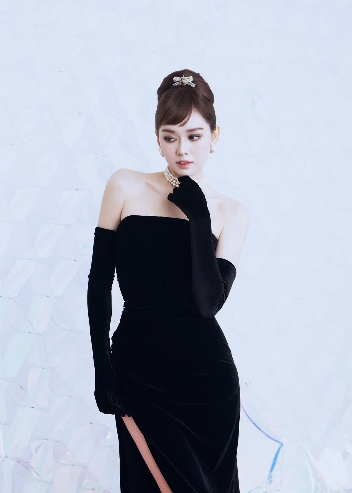 Sự kết hợp giữa làn da trong trẻo và dáng vẻ thanh thoát khiến cô được ví như “thần tiên tỷ tỷ” bước ra từ câu chuyện cổ tích.