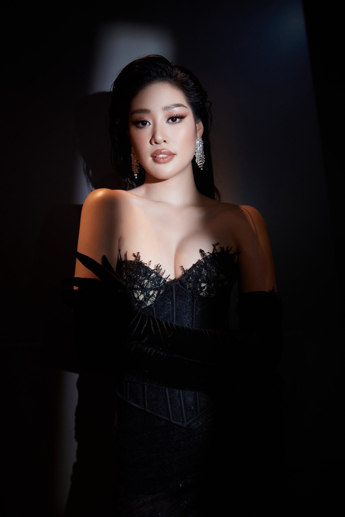 Hoa hậu Khánh Vân diện đầm đen o ép vòng 1 dự sự kiện. Ảnh: FB Nguyễn Trần Khánh Vân