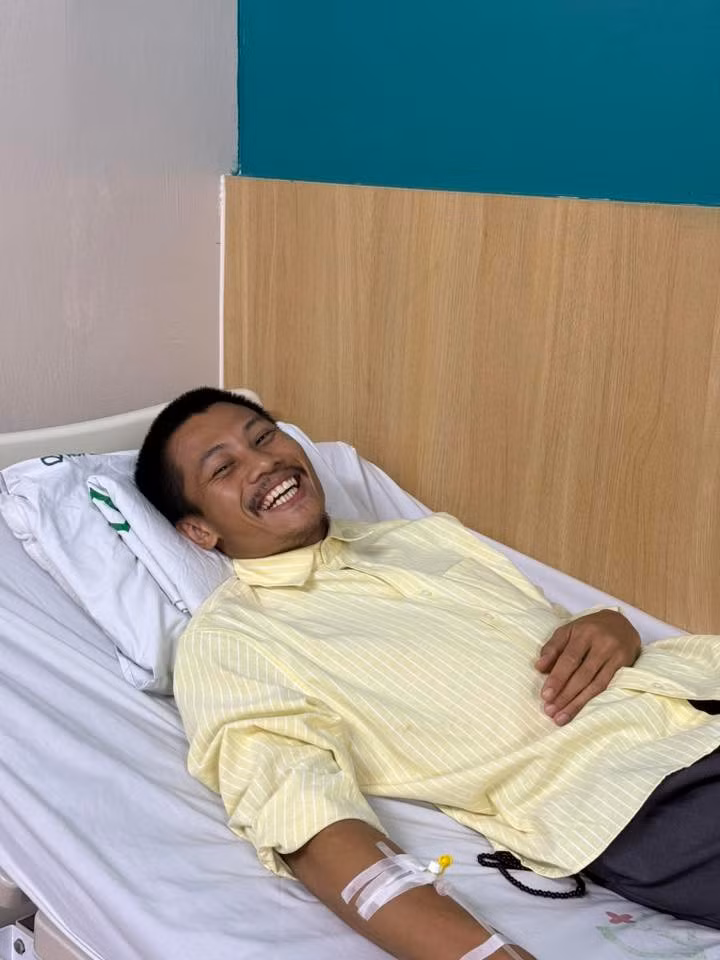 Diễn viên Phương Nam đang gây sốt với vai Tạ phim "Mưa đỏ" phải truyền nước. Ảnh: FB Nguyễn Phương Nam