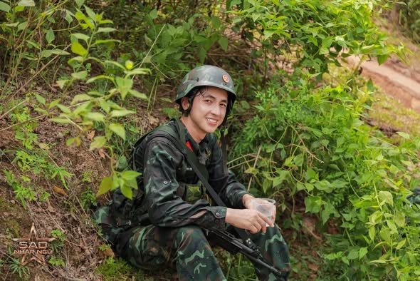Diễn viên Bình An tạm biệt "Sao nhập ngũ" 2025, chia sẻ sẽ nhớ những ngày tháng mệt nhưng vui. Ảnh: FB Nguyễn Bình An