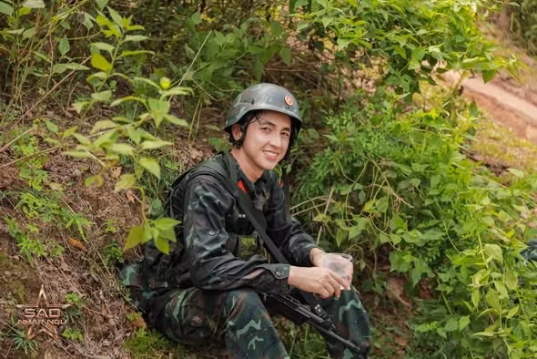 Diễn viên Bình An tạm biệt "Sao nhập ngũ" 2025, chia sẻ sẽ nhớ những ngày tháng mệt nhưng vui. Ảnh: FB Nguyễn Bình An