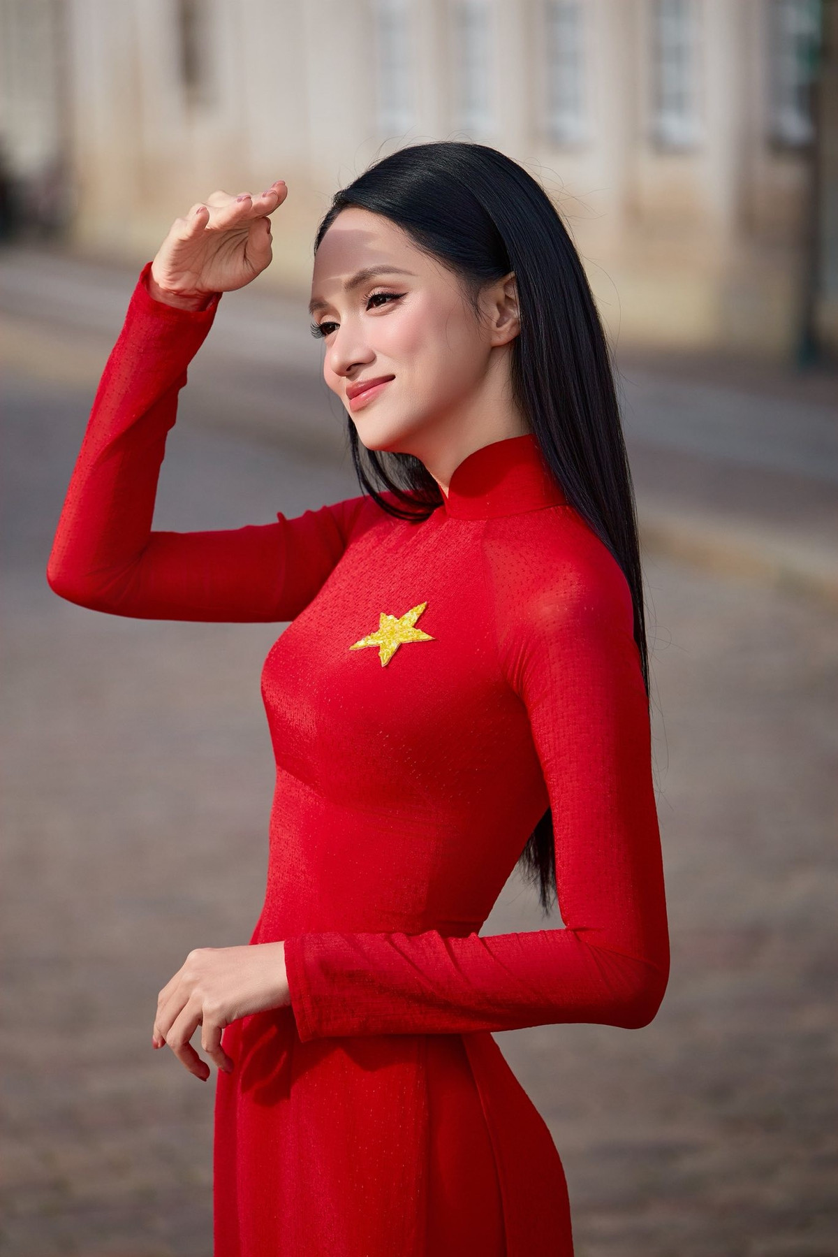 Hương Giang tên thật là Nguyễn Ngọc Hiếu, sinh năm 1991 tại Hà Nội từng đăng quang Hoa hậu Chuyển giới Quốc tế 2018 tại Thái Lan.