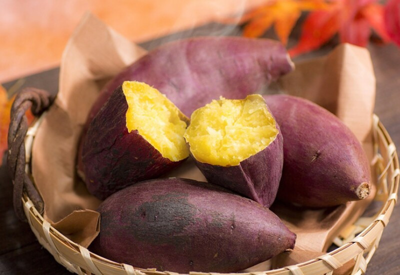 Khoai lang cung cấp chất xơ, beta-carotene và vitamin B6, hỗ trợ tiêu hóa, ổn định đường huyết và bảo vệ tế bào khỏi oxy hóa. Đây là nguồn năng lượng bền vững, hạn chế tích tụ mỡ thừa.