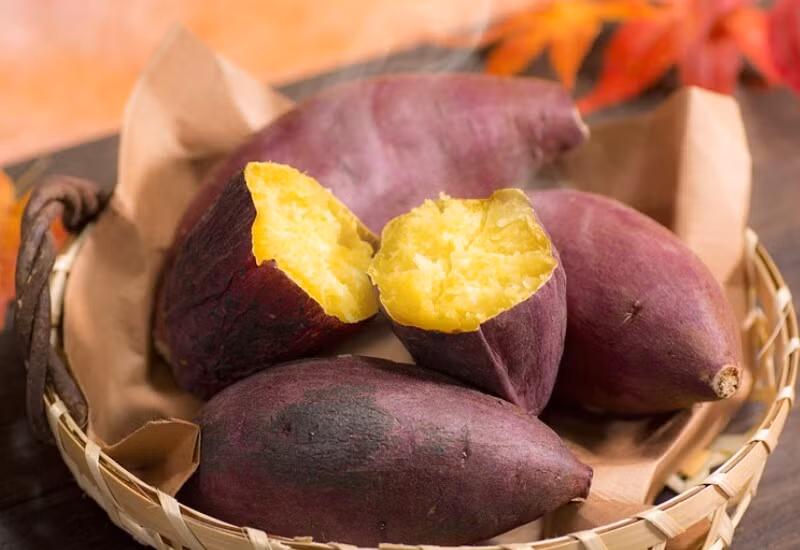 Khoai lang cung cấp chất xơ, beta-carotene và vitamin B6, hỗ trợ tiêu hóa, ổn định đường huyết và bảo vệ tế bào khỏi oxy hóa. Đây là nguồn năng lượng bền vững, hạn chế tích tụ mỡ thừa.