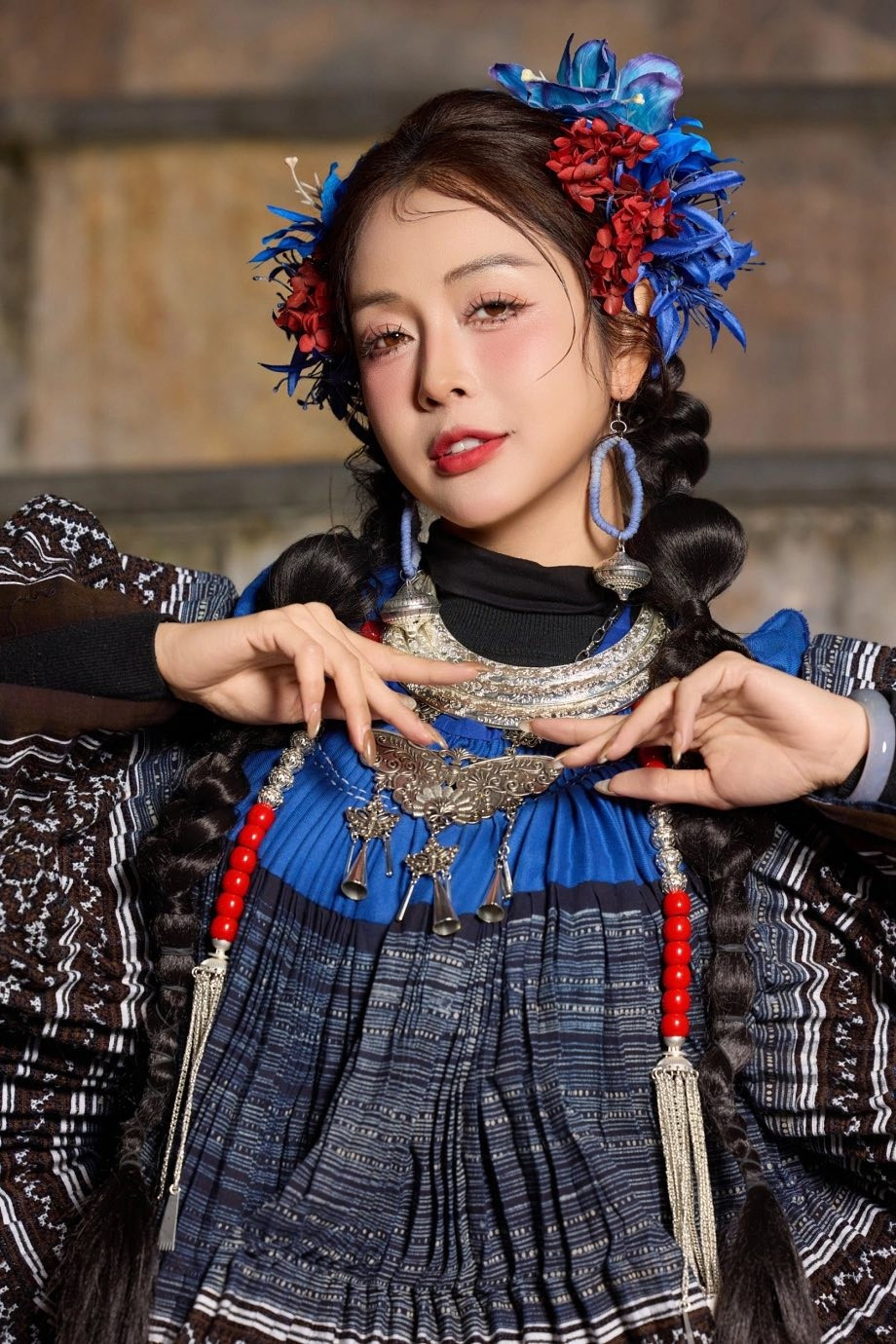 Tin tức sao Việt 11/1: Hoa hậu Jennifer Phạm chọn trang phục cảm hứng cô gái vùng cao khi làm giám khảo của Hoa hậu Du lịch Việt Nam 2026. Ảnh: FB Jennifer Pham