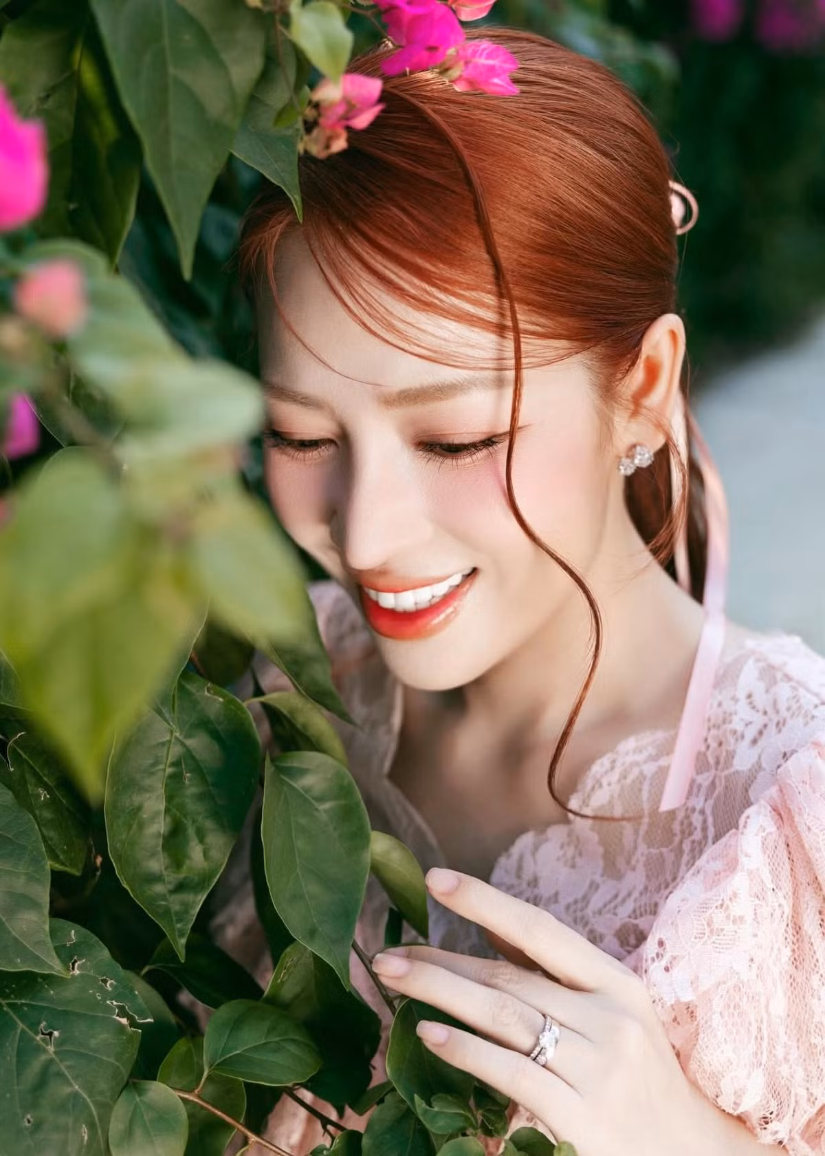 Sau thời gian tạm rút lui khỏi các hoạt động nghệ thuật để hồi phục và chăm sóc gia đình, cô dần trở lại với hình ảnh rạng rỡ, tràn đầy năng lượng trên mạng xã hội.