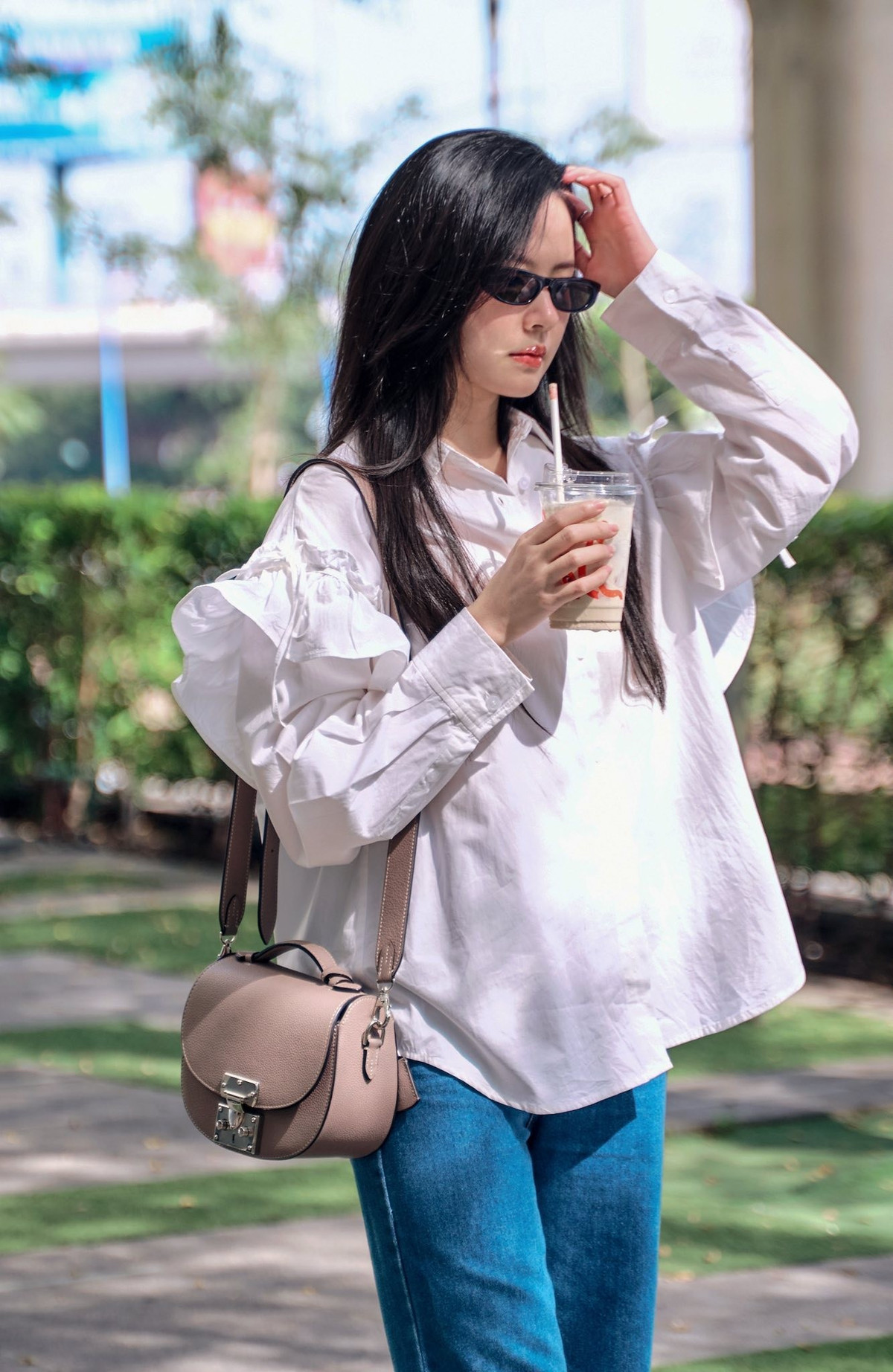 Khi dạo phố, du lịch hay tham dự sự kiện, cô ưu tiên những trang phục mang hơi thở trẻ trung, tươi sáng.