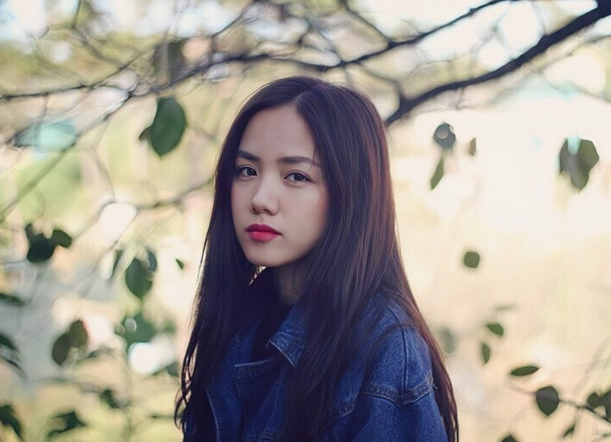 Thời điểm 10 năm trước, Phương Ly gắn liền với mái tóc dài thẳng, màu đen tự nhiên, tôn lên vẻ dịu dàng và nữ tính.