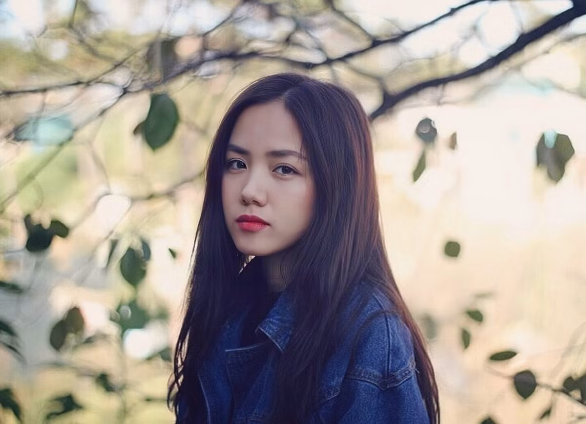 Thời điểm 10 năm trước, Phương Ly gắn liền với mái tóc dài thẳng, màu đen tự nhiên, tôn lên vẻ dịu dàng và nữ tính.