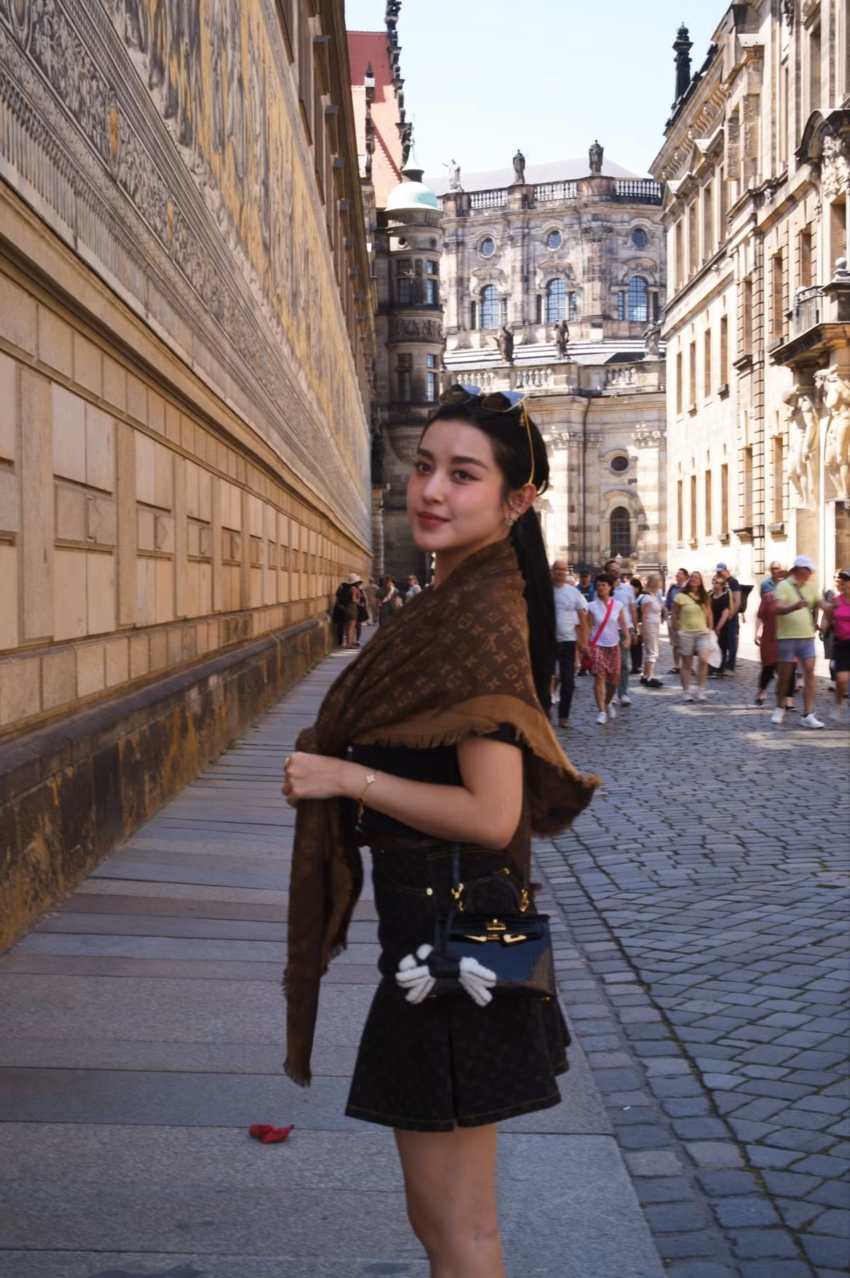 Á hậu Huyền My dạo phố nước Đức. Ảnh: FB Nguyen Tran Huyen My