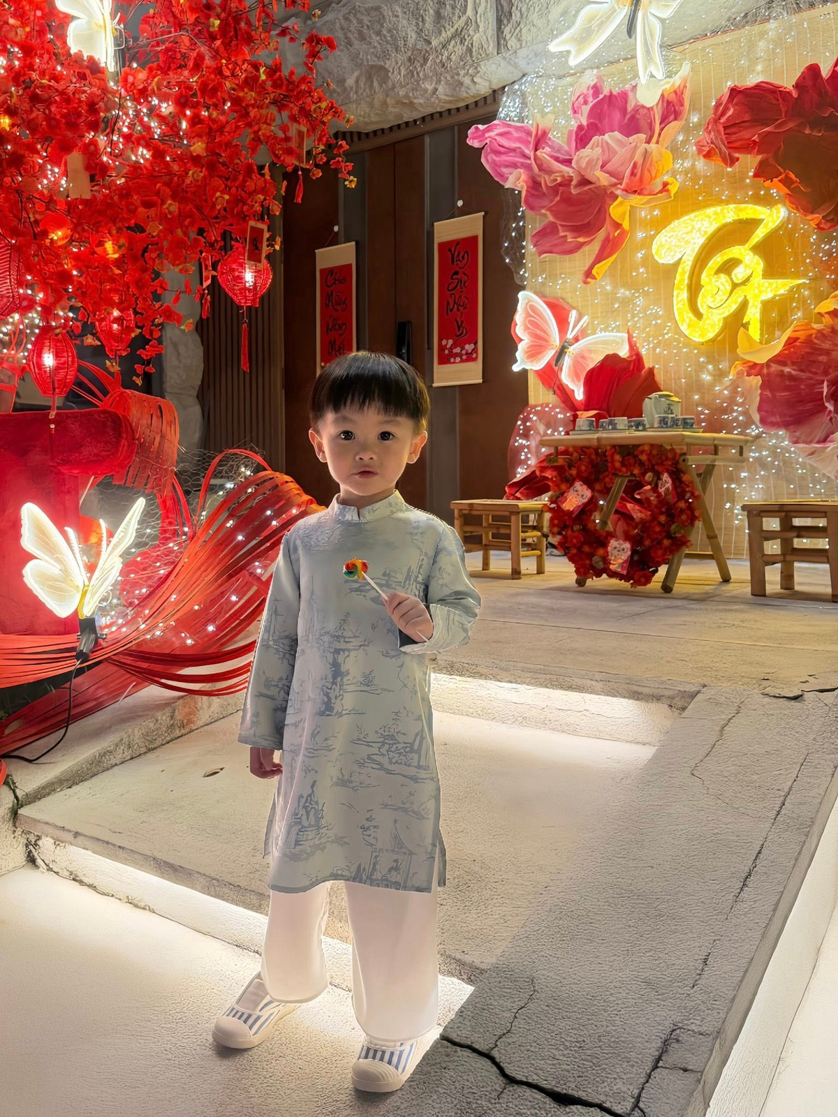 Quý tử Sutin đặc biệt gây chú ý khi mặc áo dài. Cậu bé nổi tiếng hay cười, biểu cảm phong phú và thường xuyên làm những động tác hài hước.