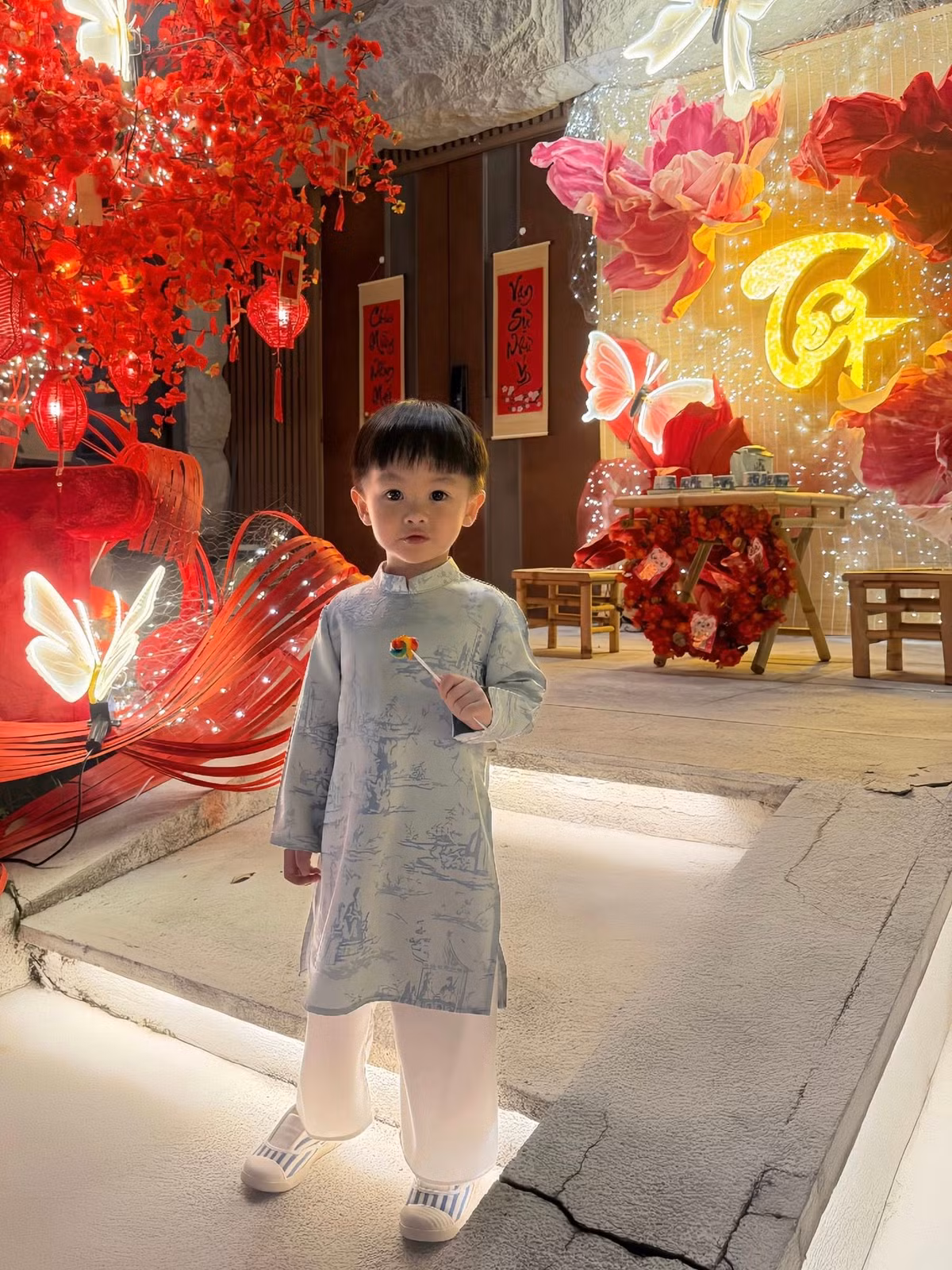 Quý tử Sutin đặc biệt gây chú ý khi mặc áo dài. Cậu bé nổi tiếng hay cười, biểu cảm phong phú và thường xuyên làm những động tác hài hước.