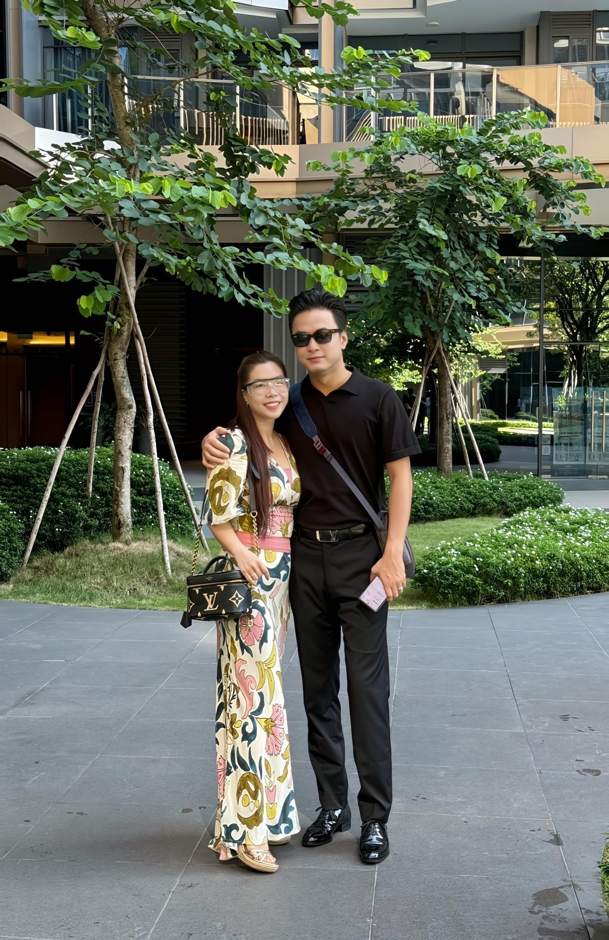 Trên trang cá nhân, nam diễn viên thường xuyên bày tỏ sự biết ơn với bạn đời vì đã hy sinh, vun vén tổ ấm và cảm thông cho đặc thù công việc của chồng.