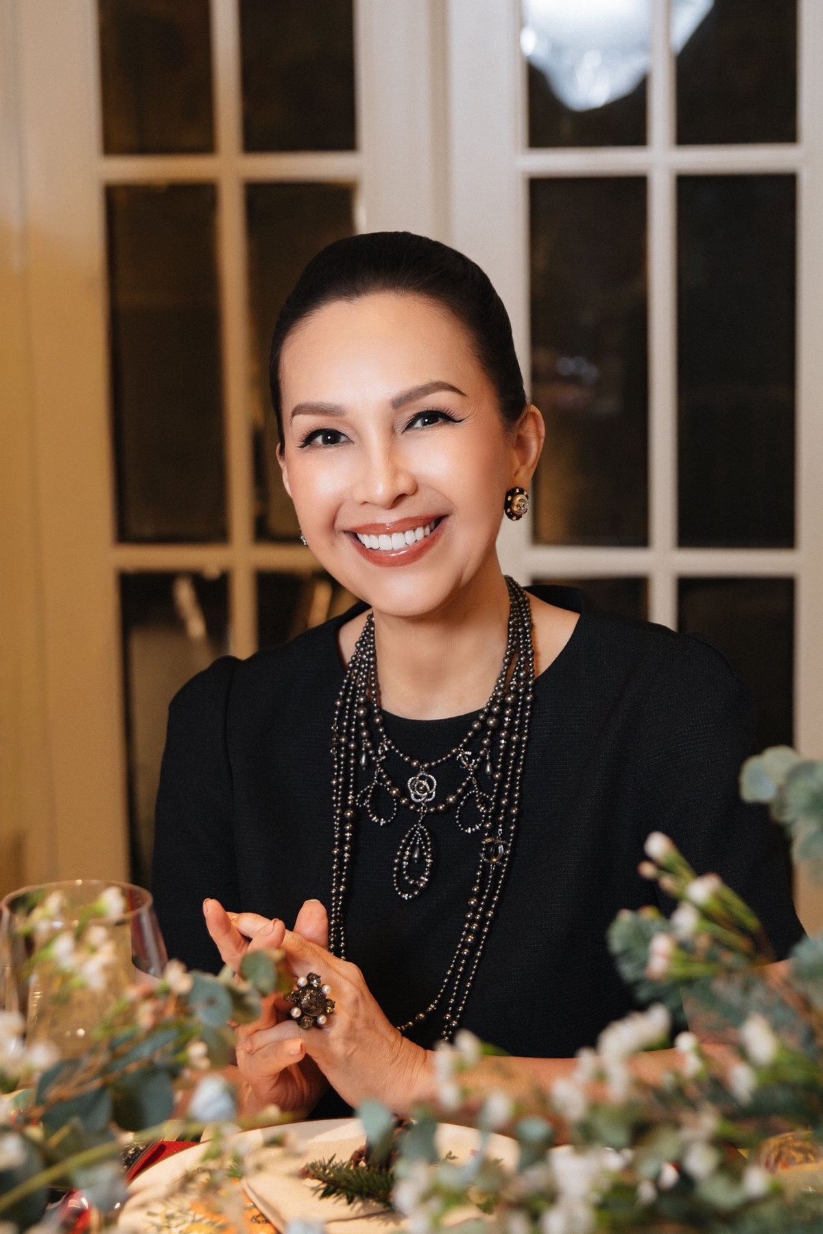 "Nữ hoàng ảnh lịch" Diễm My đẹp sang trọng bên bàn tiệc. Ảnh: FB Diễm My