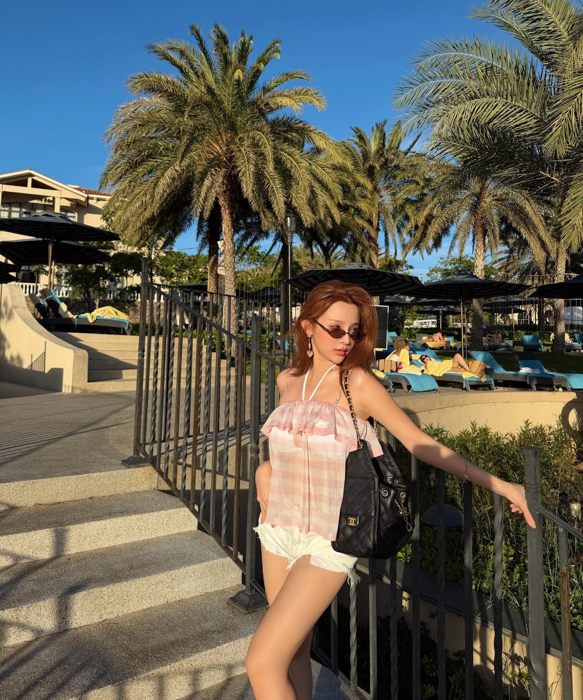 Huyền Baby diện trang phục trẻ trung, khoe vóc dáng mảnh mai trong chuyến nghỉ dưỡng sau chuỗi ngày tập luyện miệt mài. Ảnh: FB Huyền Baby