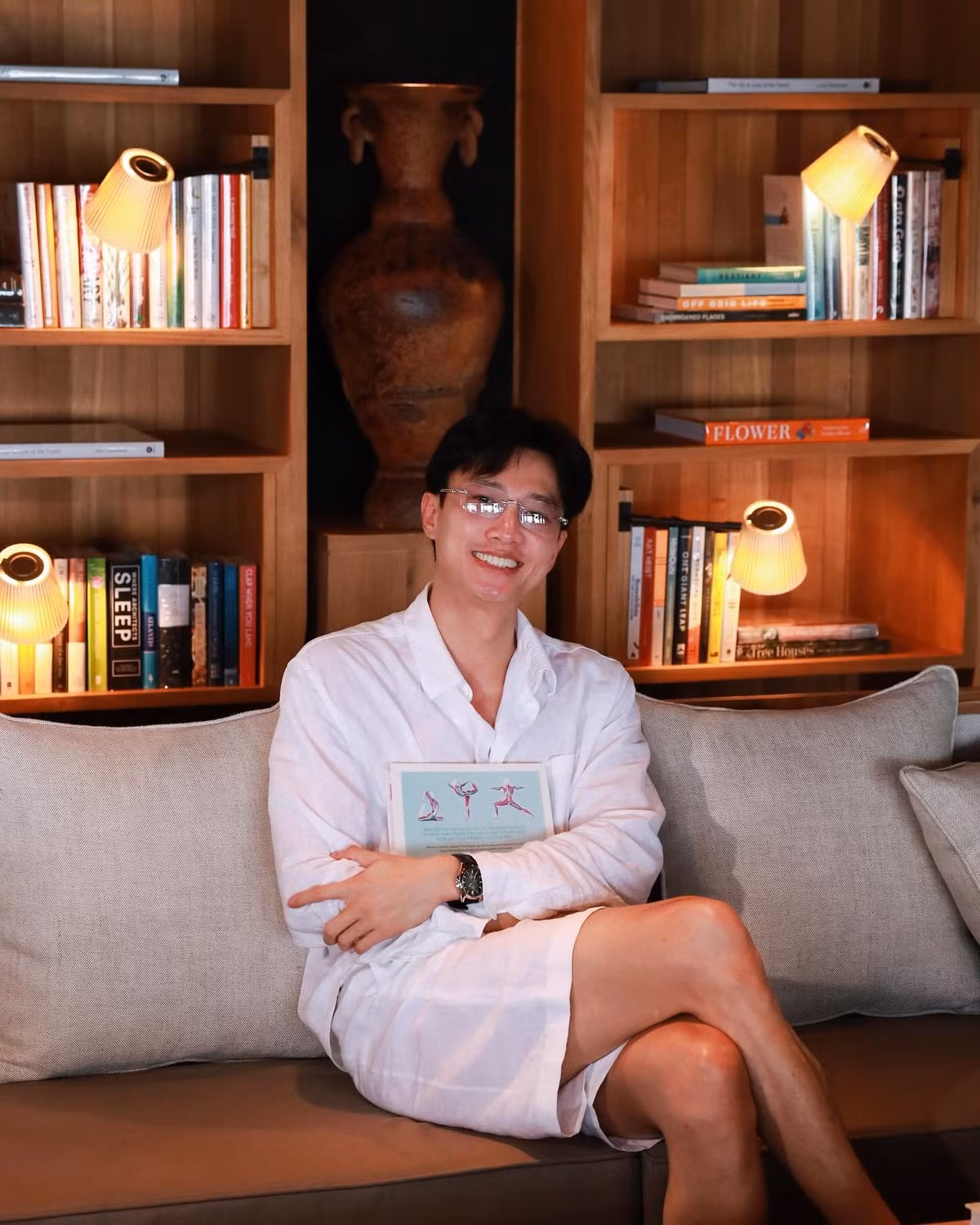 Diễn viên Quốc Trường ôm quyển sách tạo dáng khoe vẻ điển trai. Ảnh: FB Nguyễn Quốc Trường