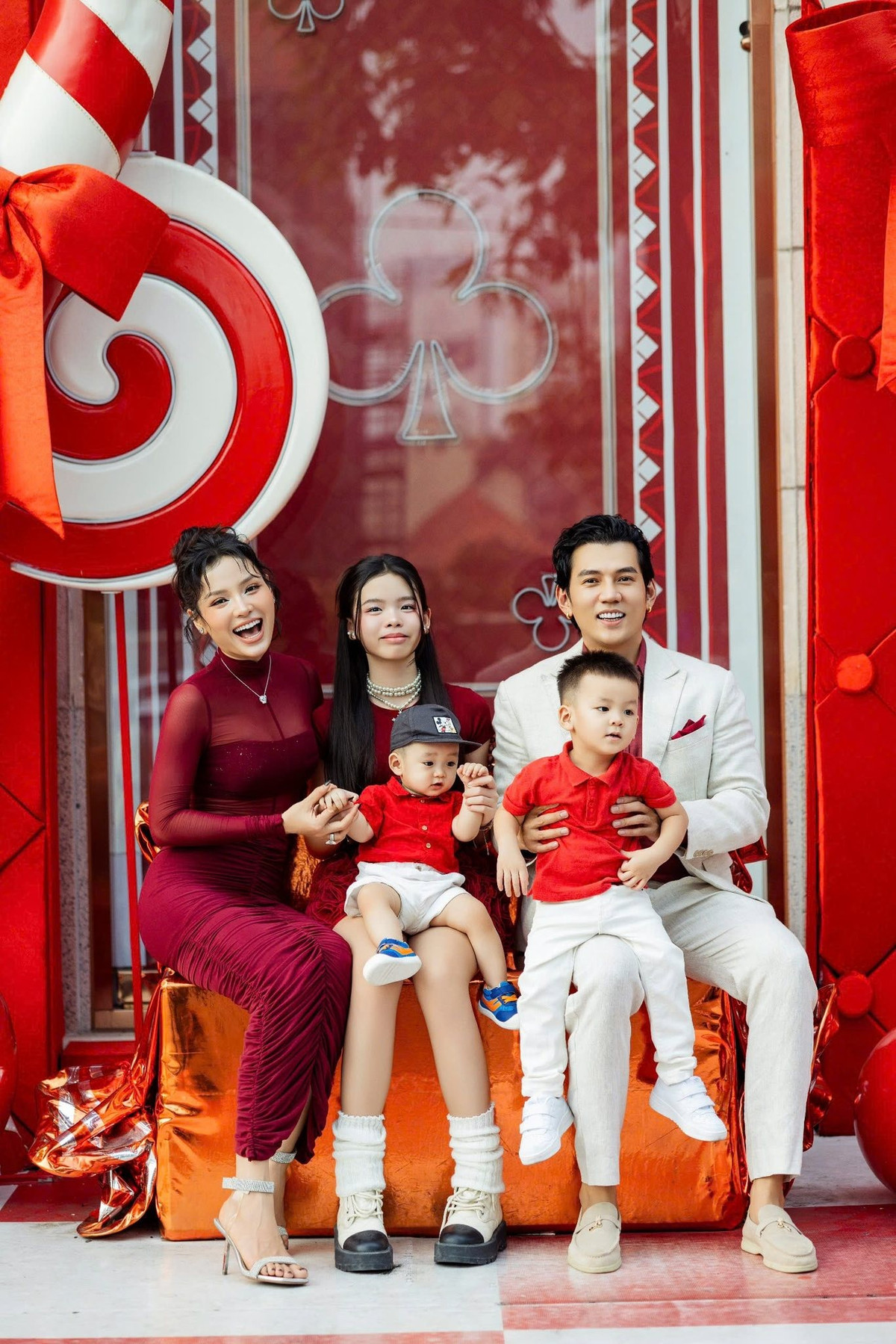 Gia đình ca sĩ Phương Trinh Jolie quây quần chụp ảnh đón Giáng sinh. Ảnh: FB Phương Trinh Jolie