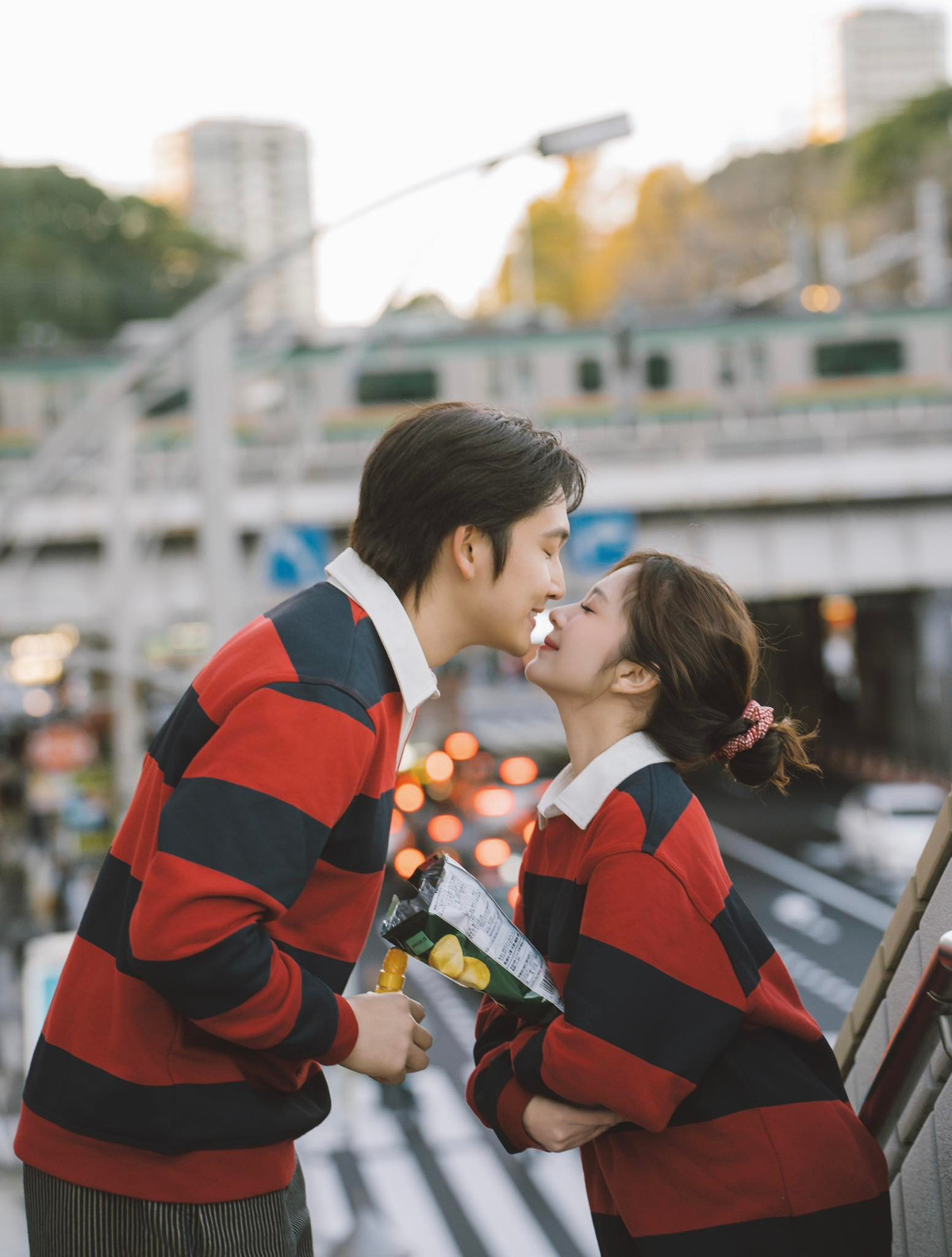 Ngay khi những hình ảnh xuất hiện, netizen lập tức để lại “cơn mưa” bình luận khen ngợi vì visual của họ quá đẹp đôi cùng sự ngọt ngào không thể che giấu.