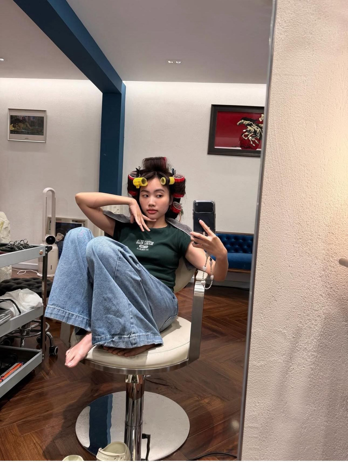 Trong số đó, bức hình để mặt mộc của Phương Mỹ Chi trở thành tâm điểm chú ý.