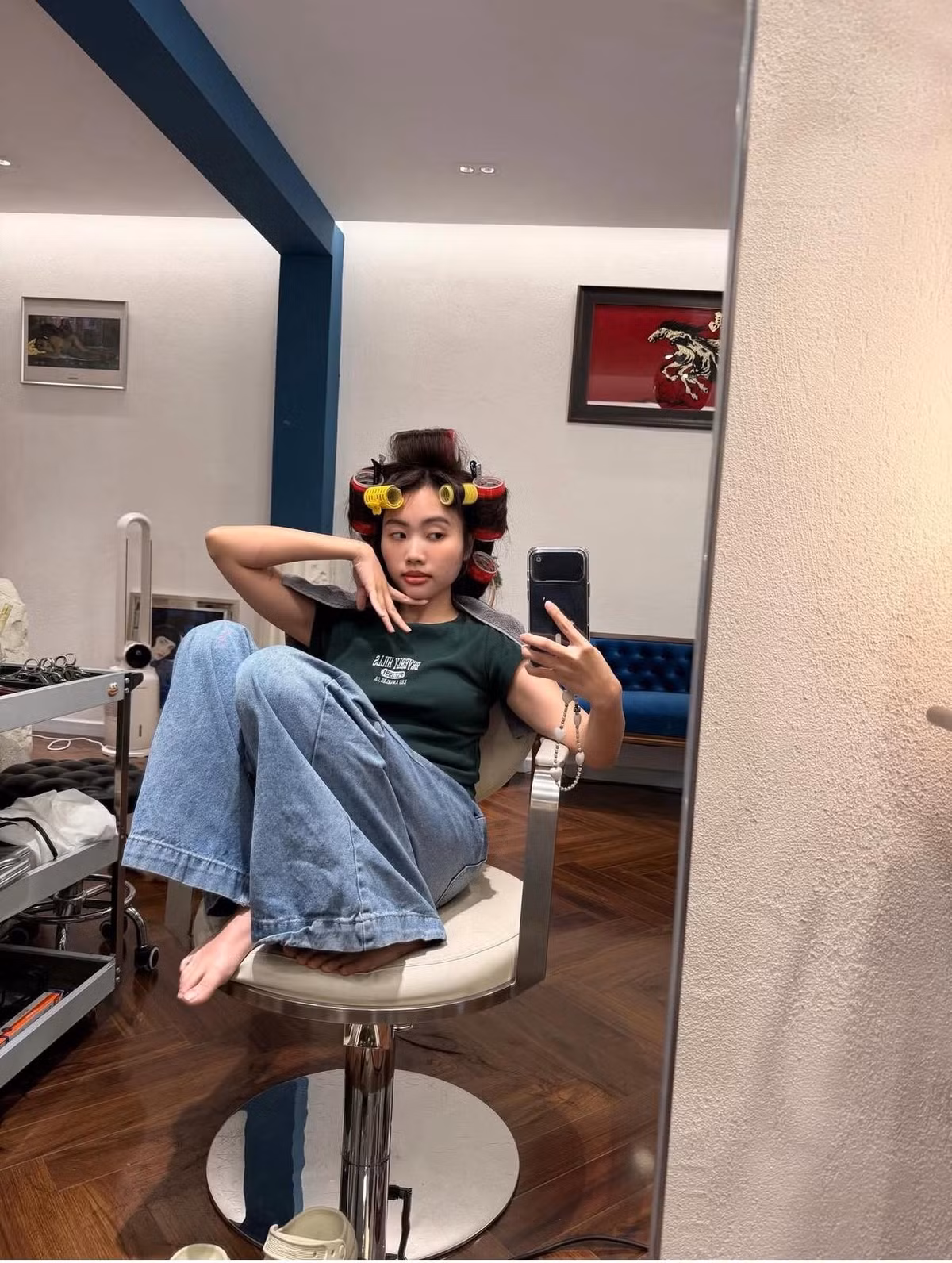 Trong số đó, bức hình để mặt mộc của Phương Mỹ Chi trở thành tâm điểm chú ý.