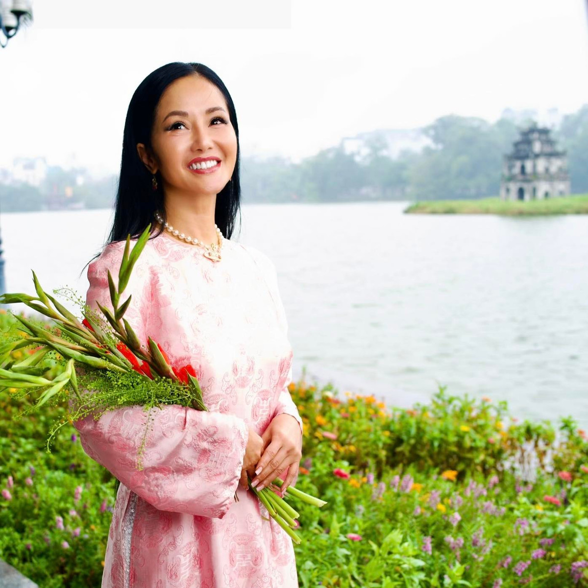 Đáng chú ý, trong thời gian điều trị bệnh, Hồng Nhung vẫn duy trì hoạt động nghệ thuật đều đặn.